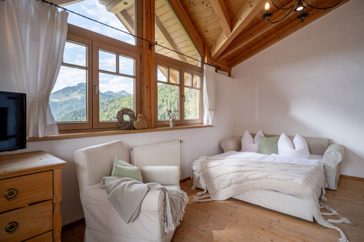 muehlberghof-koessen_ferienwohnung-rosi_wohnraum-couchbett1_9 Ferienwohnung Rosi